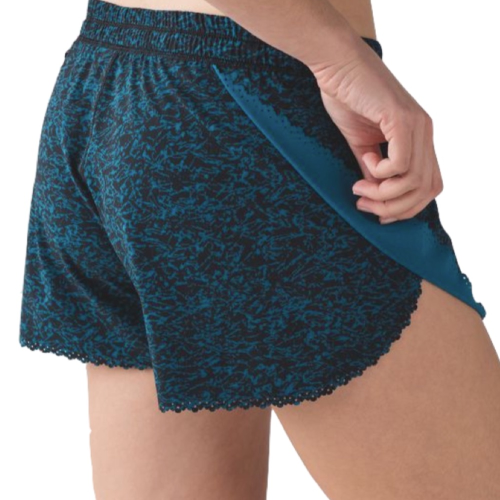 Lululemon Hit It Short (3 1/2") in Iced Wave Capri Black / Black, Size 6
